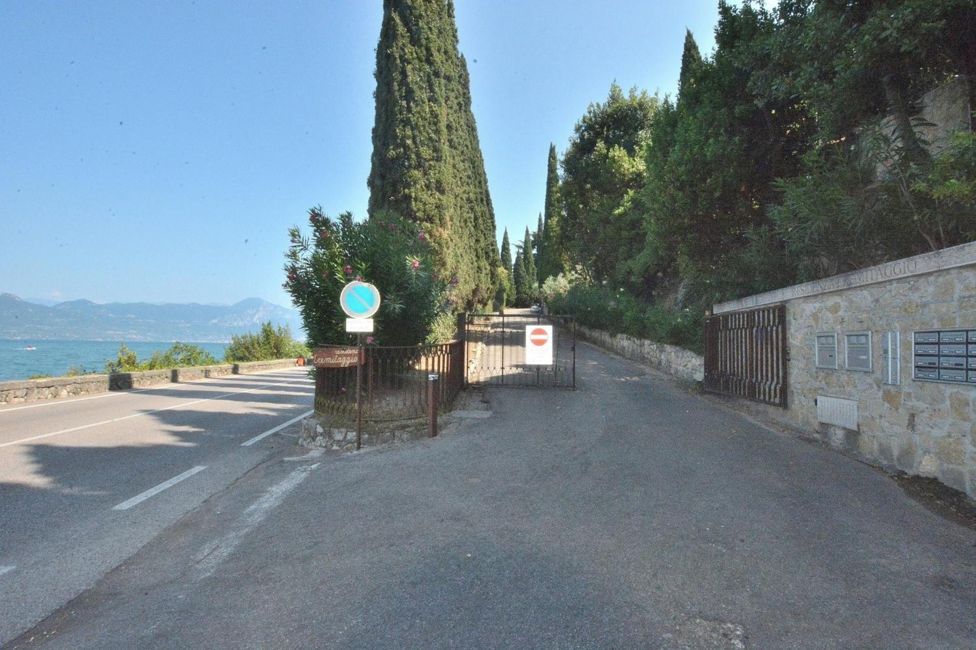 Leonardo Walsh Apartment With Lake View Torri Del Benaco Exterior foto